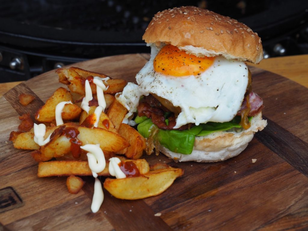 cheeseburger met gebakken ei