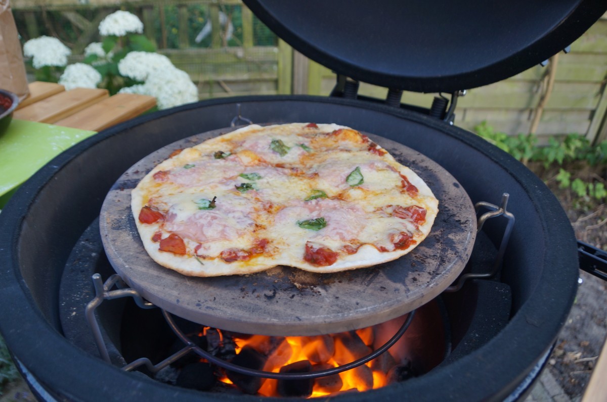 Schipbreuk profiel geleider Volkoren pizza van de bbq. Bakken met de Black Bastard bbq. - B4men