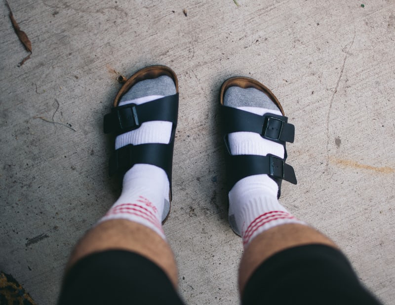 zwarte sandalen met witte sportsokken