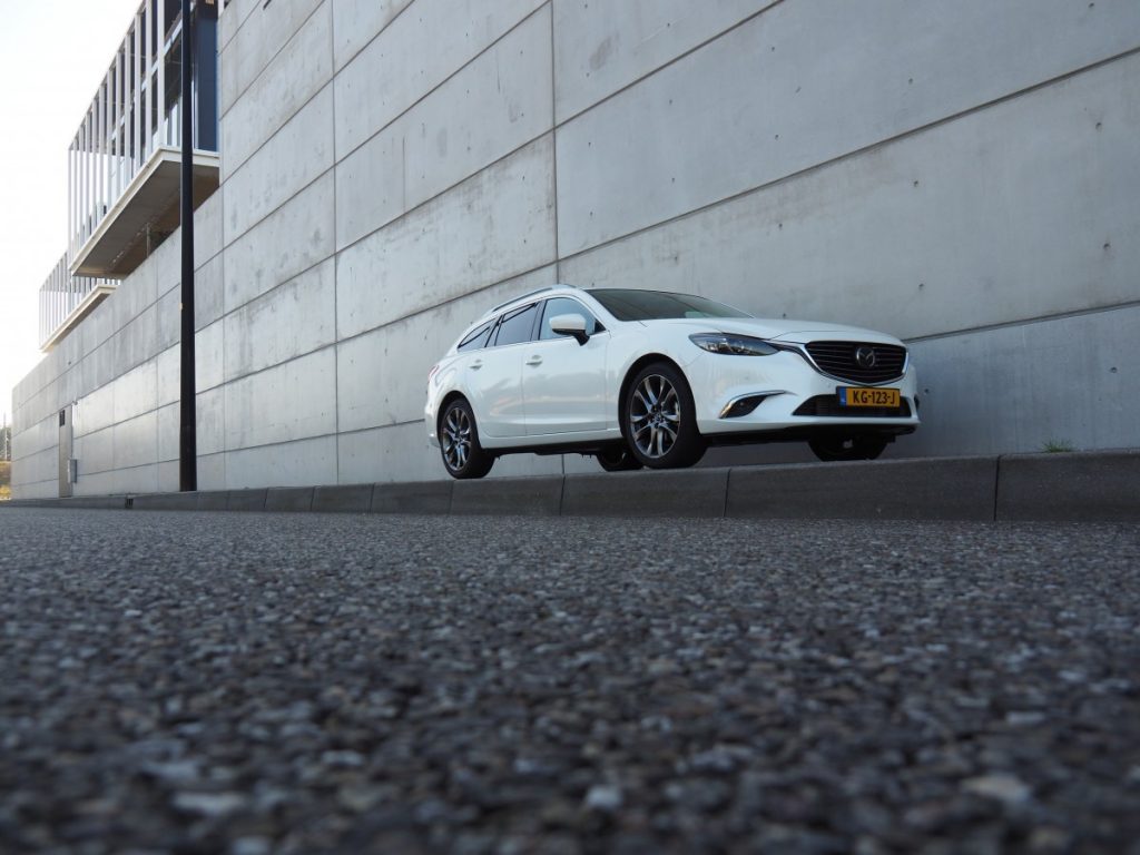 Mazda blik vanuit rechts voor op de auto