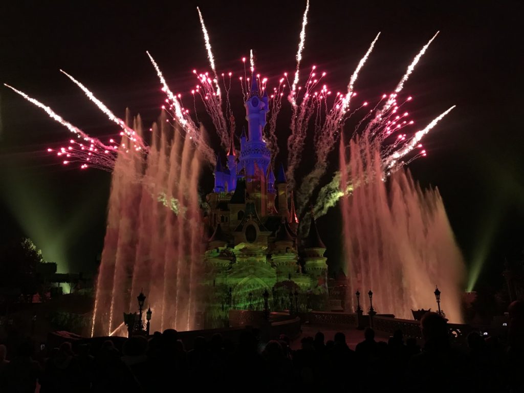 Eindshow bij het Disney kasteel met vuurwerk