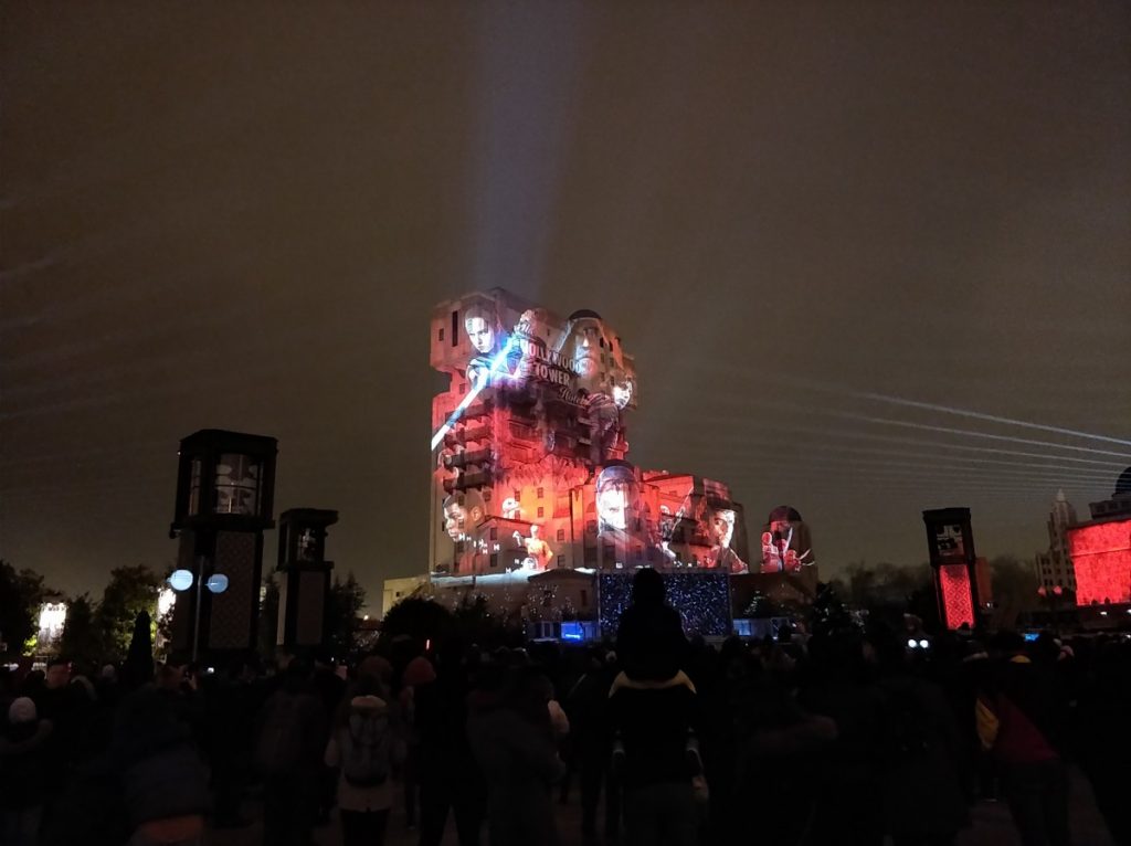 Hollywood Tower Hotel verlicht met de Star Wars Cast