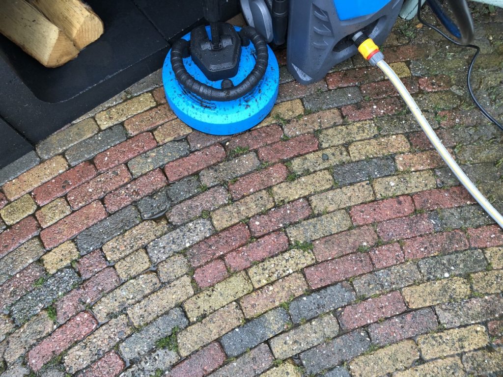 De Gamma Hogedrukreiniger liet hier echt steken vallen. Hij maakt duidelijk minder schoon en het spat overal naar toe. 