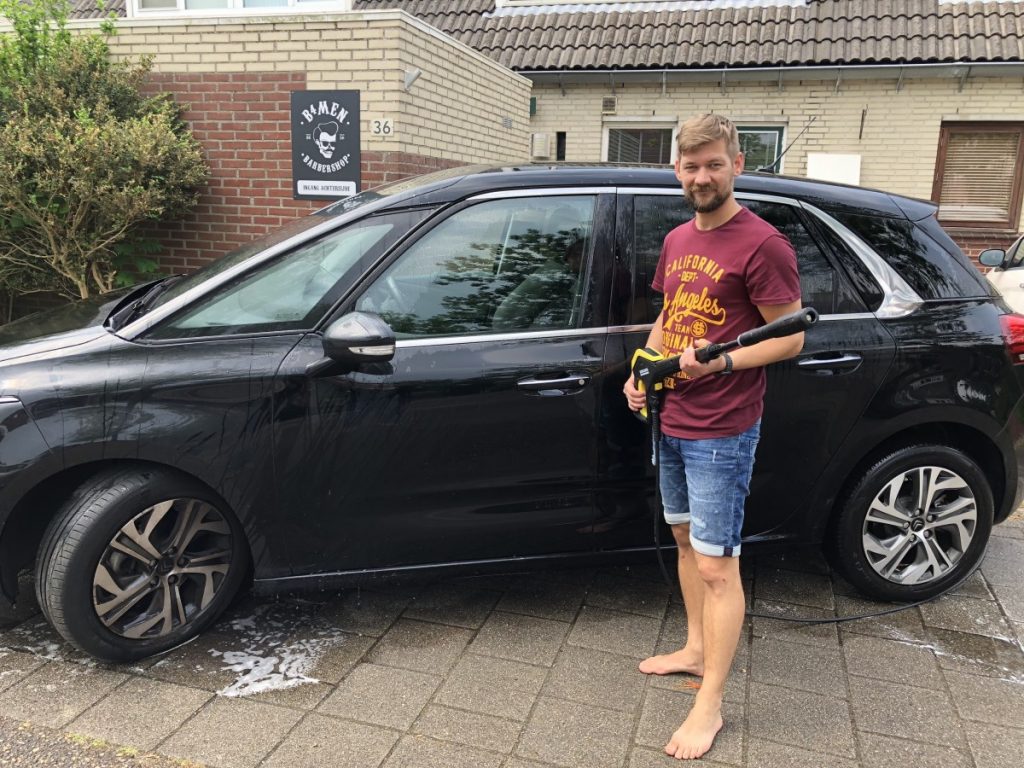 De auto wassen met de Karcher K4 Premium Full Control Home