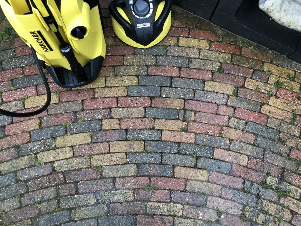 De Karcher maakt het terras grondig schoon en spat bijna niet.