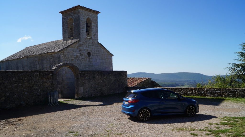 De blauwe Ford Fiesta ST tegen een blauwe lucht