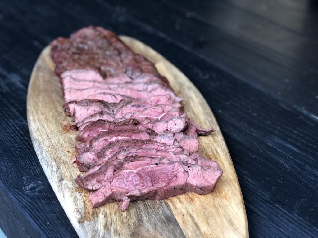 Medium rare gegrilde sukade / flank steak van de bbq