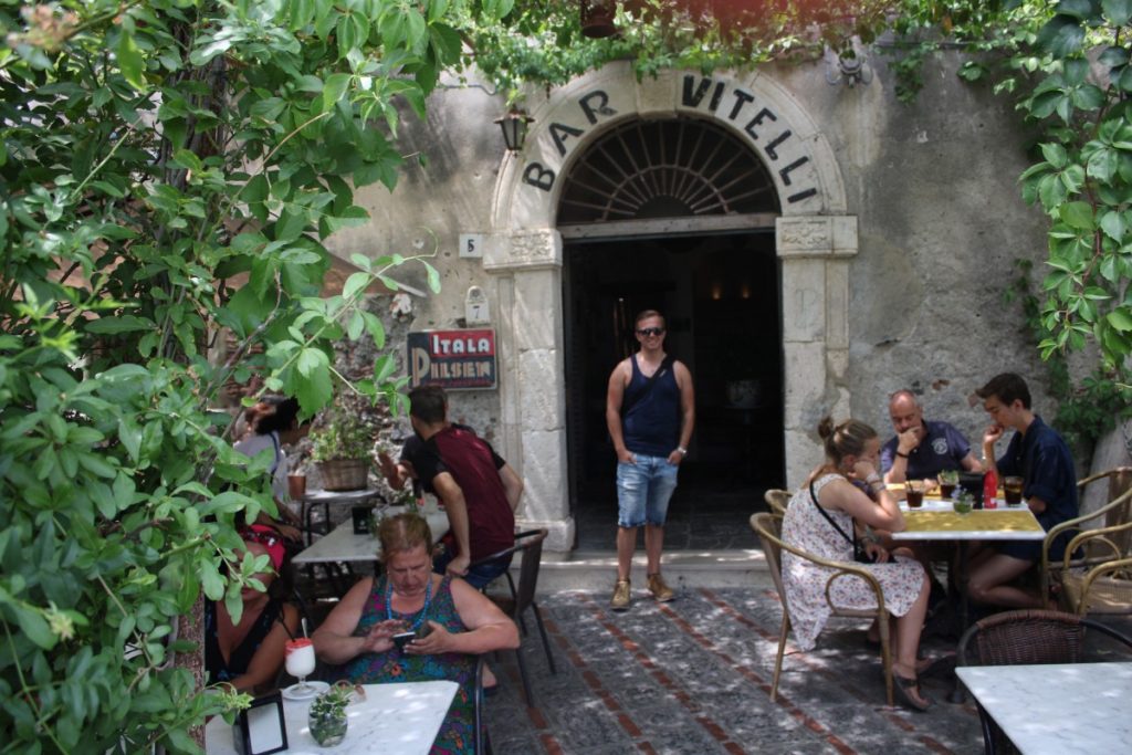 Bar Vitello. Hier komt Michael Appolonia tegen en spreekt bodyguard de beroemde spreuk ' vrouwen zijn gevaarlijker dan geweren..'