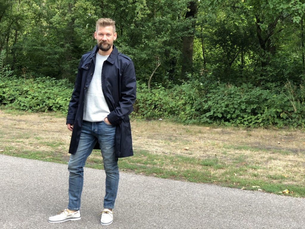 Een mooie casual look met bootschoenen en een trenchcoat