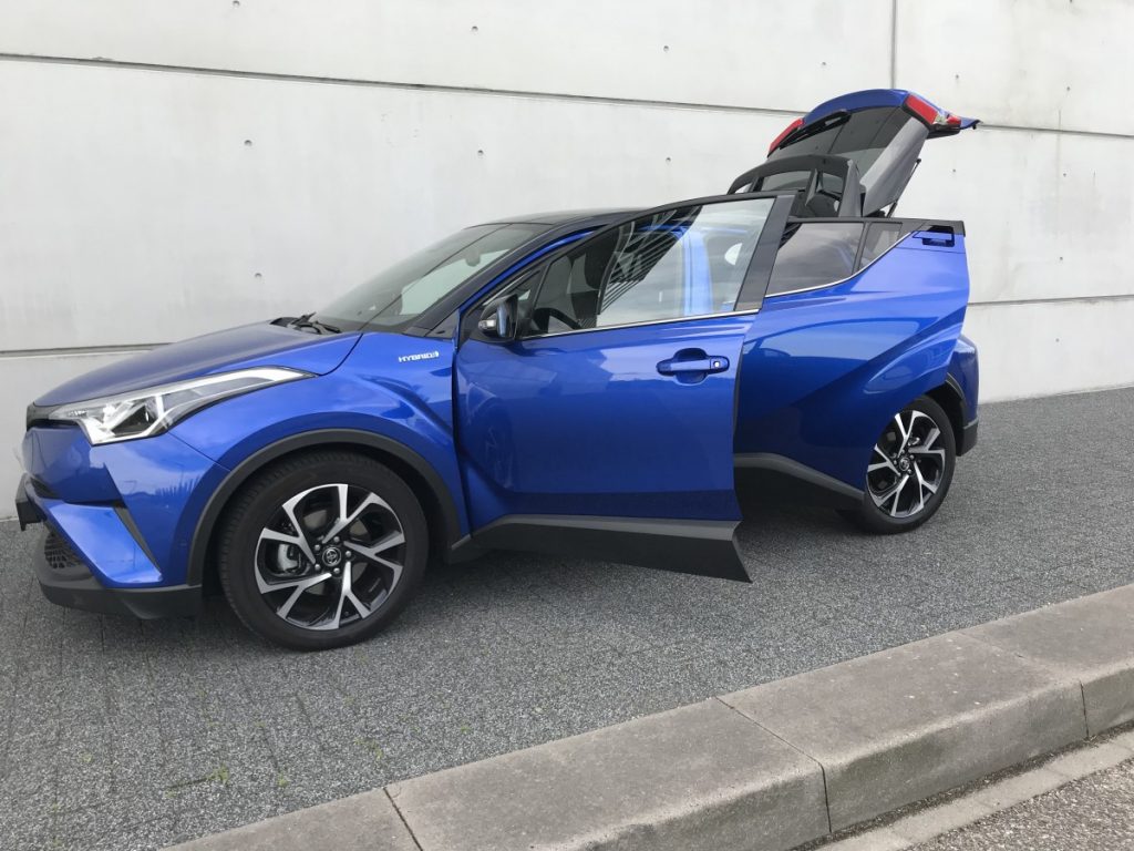 Toyota C-HR Adventure 1.8 hybride met open deuren