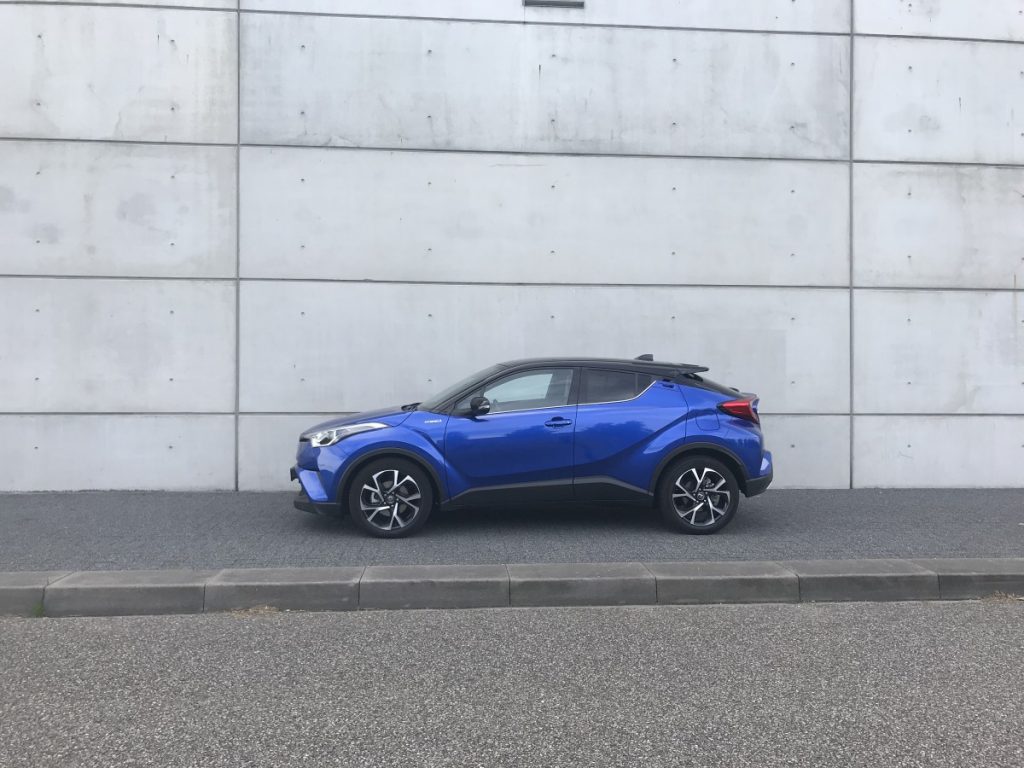 Toyota C-HR Adventure 1.8 hybride zijaanzicht van ver af