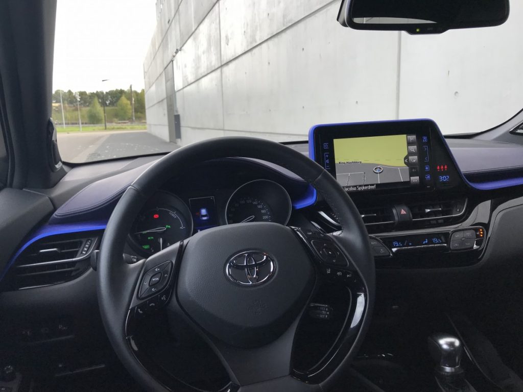 Toyota C-HR Adventure 1.8 hybride dashboard 