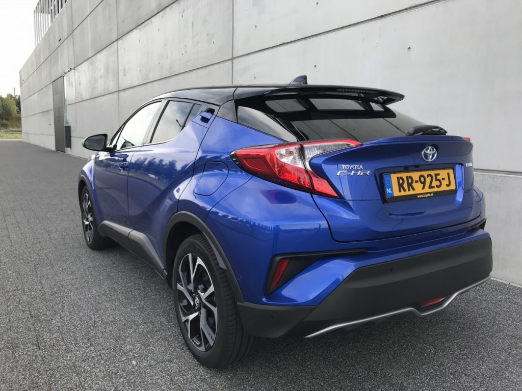 Toyota C-HR Adventure 1.8 hybride linksachter aanzicht