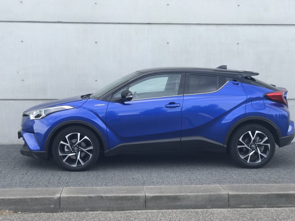 Toyota C-HR Adventure 1.8 hybride zij aanzicht