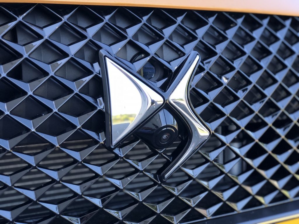 DS 7 Crossback logo en camara