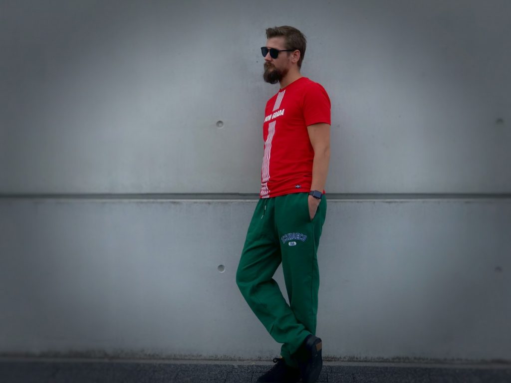 Groene Joggingbroek van DC Shoes en rood shirt van Non Grada