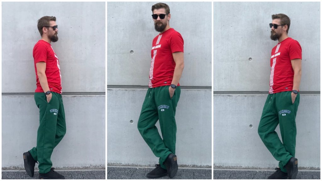 Veel kleur met deze groene joggingbroek en rood shirt 