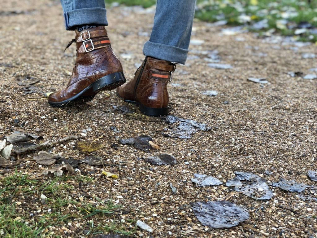 Bruine leren schoenen van Melvin and Hamilton met gespen op een grindpad