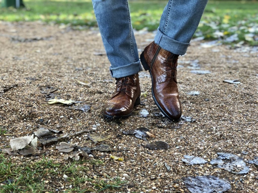 Bruine leren schoenen op een grind pad