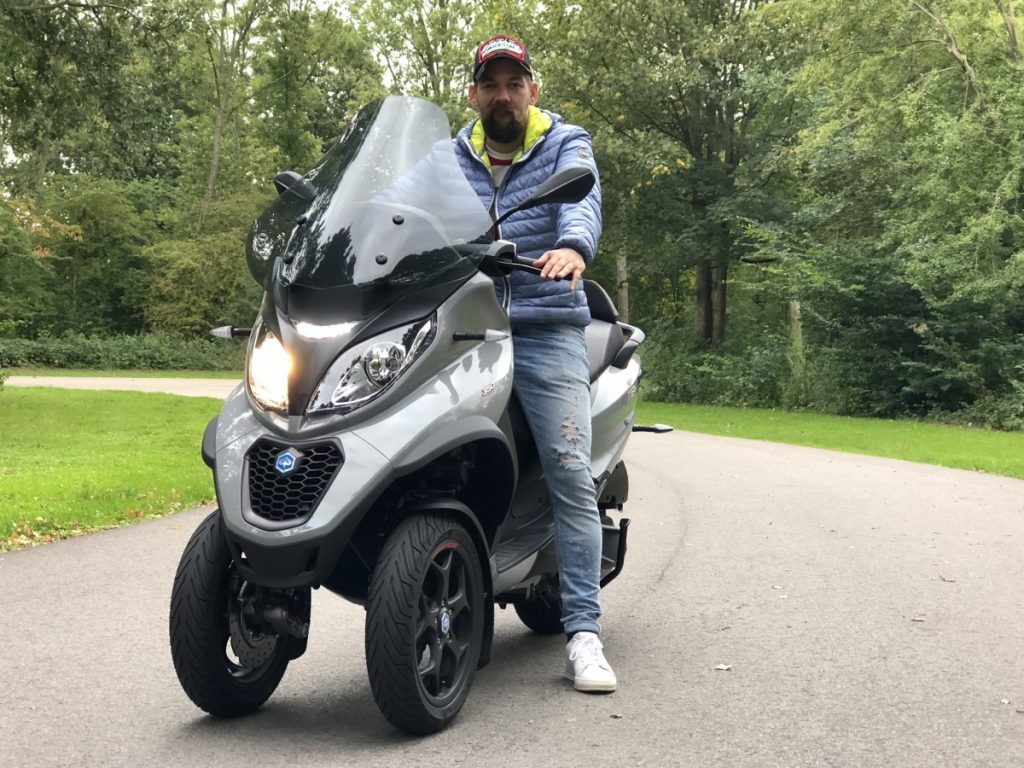 Piaggio MP3 Jan Willem Huffmeijer erop zittend