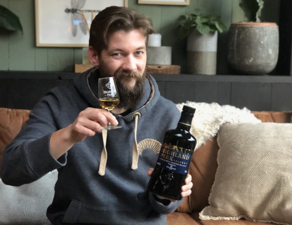 Jan Willem Huffmeijer proost met de Highland Park Valknut