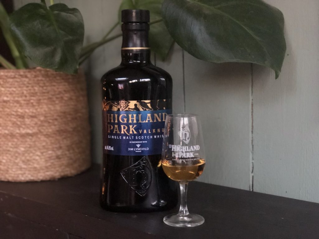 Fles en glas van de Highland Park Valknut