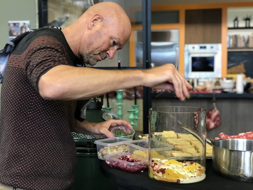 René Pluijm die een trifle aan het maken is. 