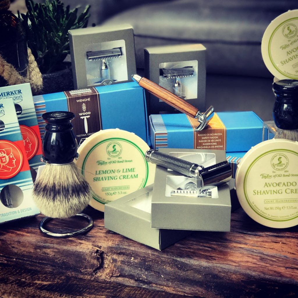 diverse soorten scheerproducten zoals een safety razor, scheerkwast en scheercrème