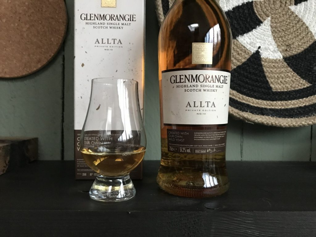 Glas met whisky van de Glenmorangie Allta