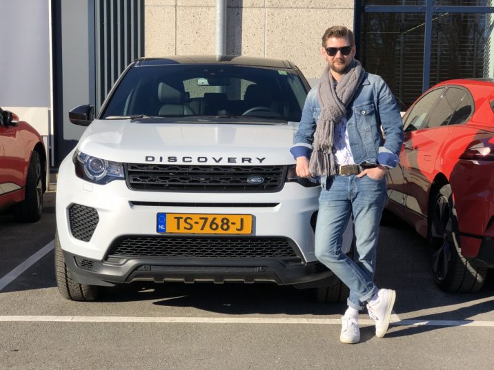 Jan Willem Huffmeijer met de Land Rover Discovery Sport