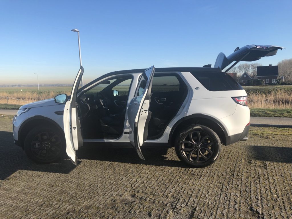 De auto met de deuren open