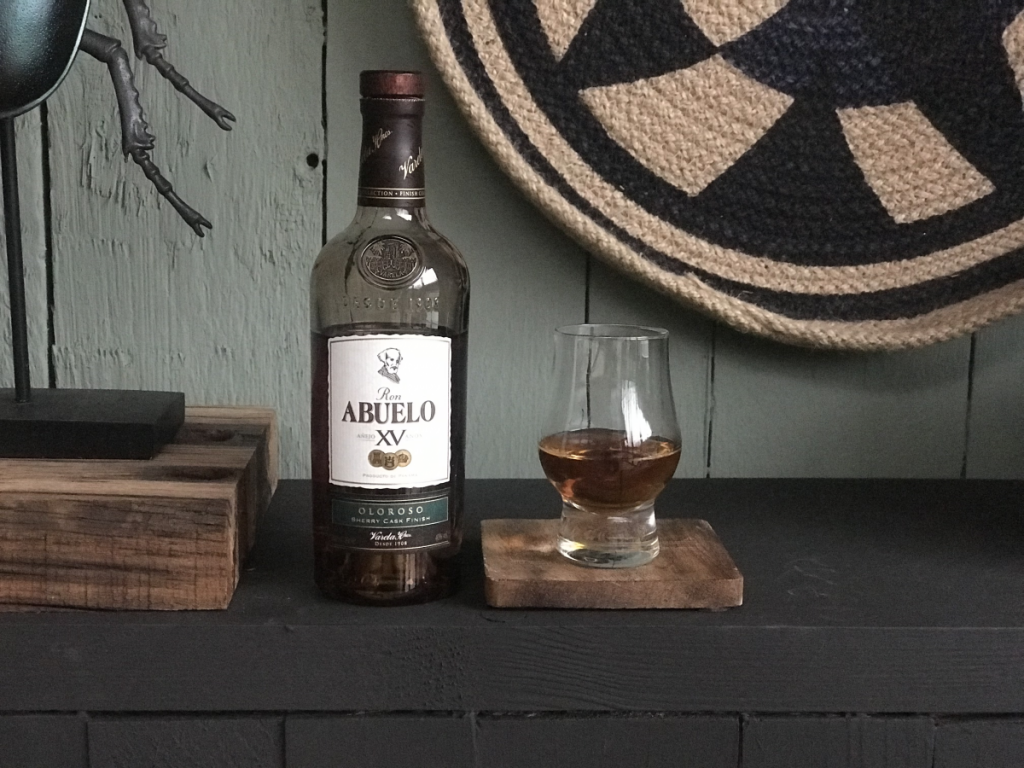 Fles en glas met de Oloroso van Abuelo rum