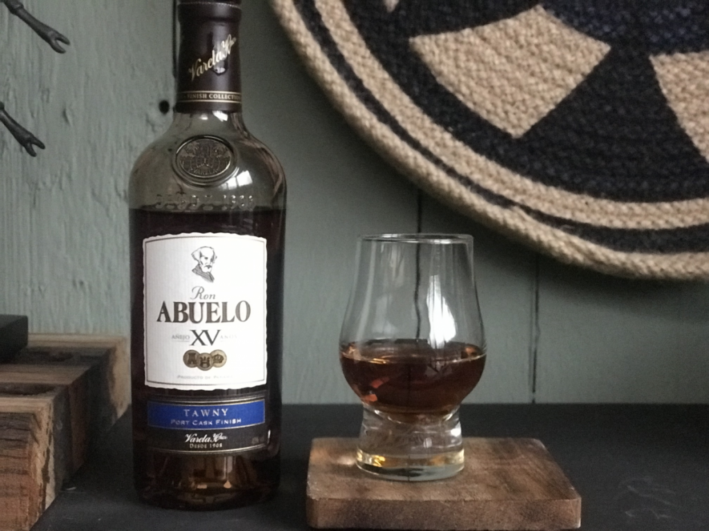 Fles en glas van de Tawny uit de Ron Abuelo Finish Collection  