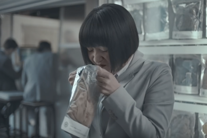 Chinese vrouw ruikt aan onderbroek in reclame Hornbach