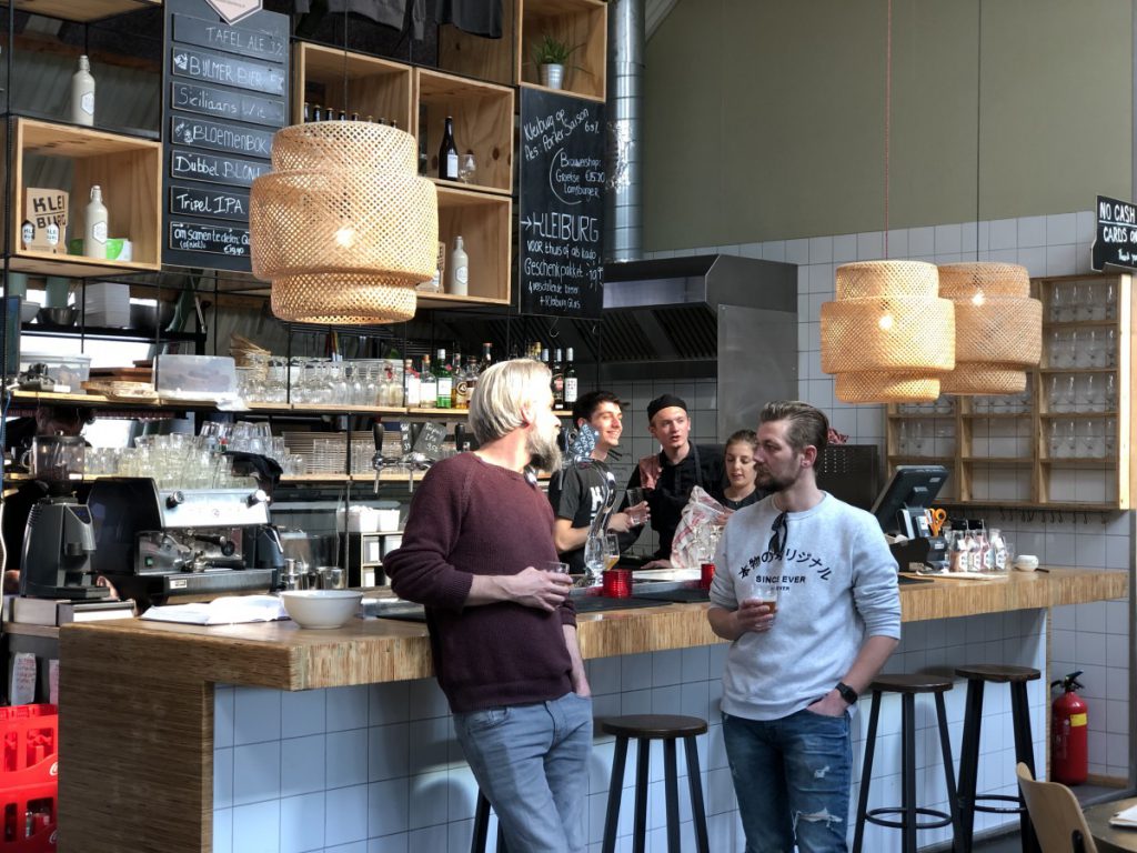 Aan de bar de De Proefzaak in Amsterdam