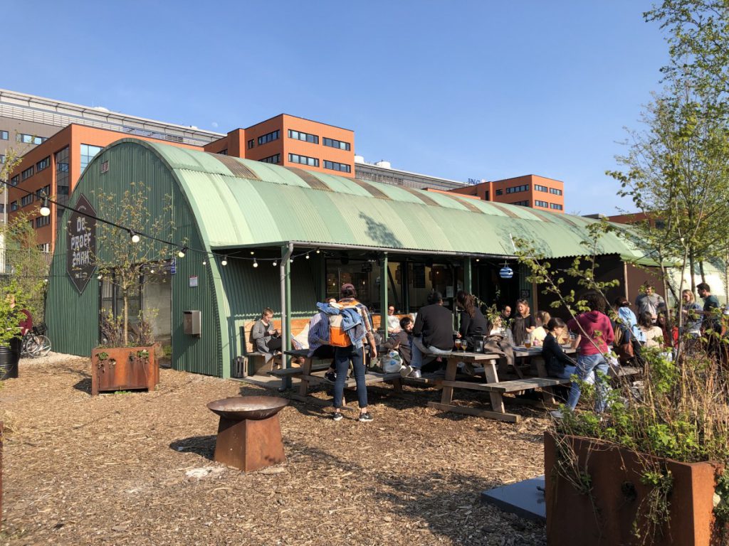 De zijkant en tuin van De Proef Zaak in Amsterdam. Hierin bevind zich de kloosterbrouwerij Kleiburg.