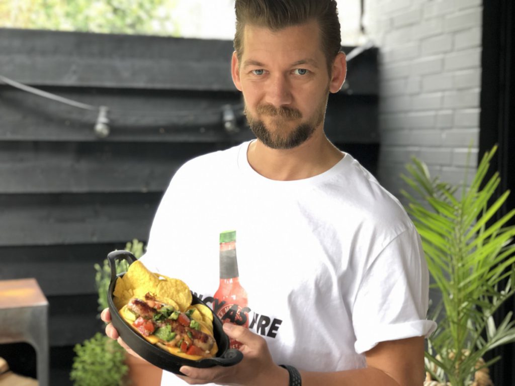 Jan Willem Huffmeijer met de Mexicaanse Hotdog in zijn handen