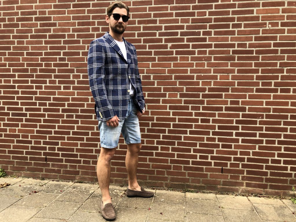 Jan Willem Huffmeijer draagt de loafers van Sebago met een korte broek en een colbert