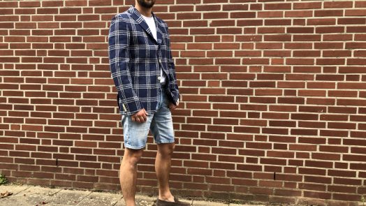 Jan Willem Huffmeijer draagt de loafers van Sebago met een korte broek en een colbert