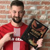 Jan Willem Huffmeijer met het boek grillmasters.