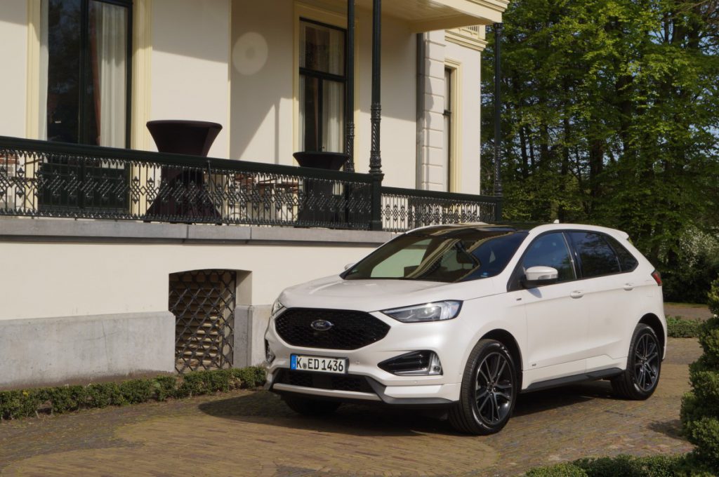 De Ford Edge voor een kasteel