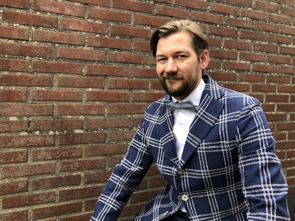 Jan Willem draagt de kleding van Van Gils