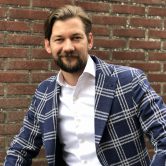 Jan Willem draagt de kleding van Van Gils