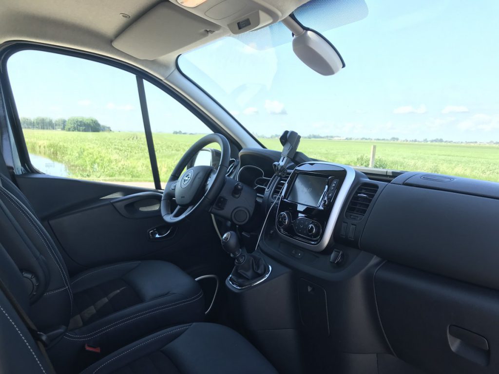 Een ruim en mooi overzicht van de cabine van de Opel Vivaro