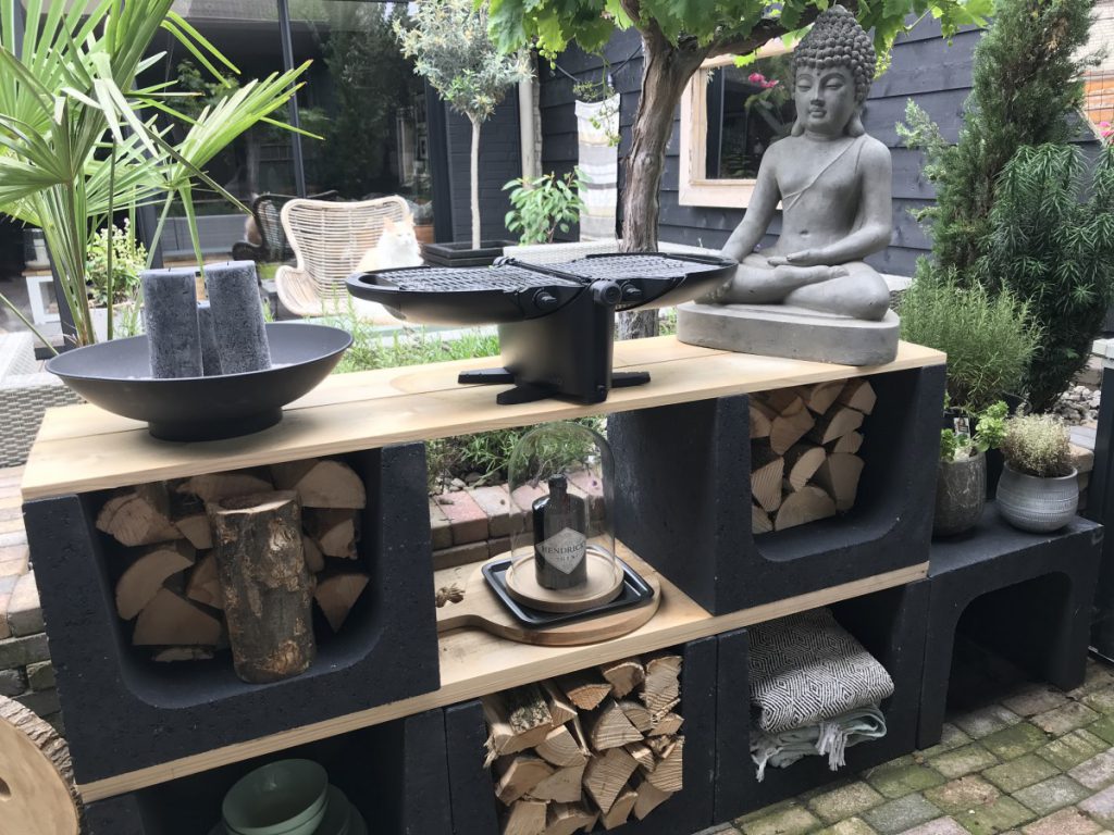 Stoere en low budget buitenkeuken met hout en beton u elementen