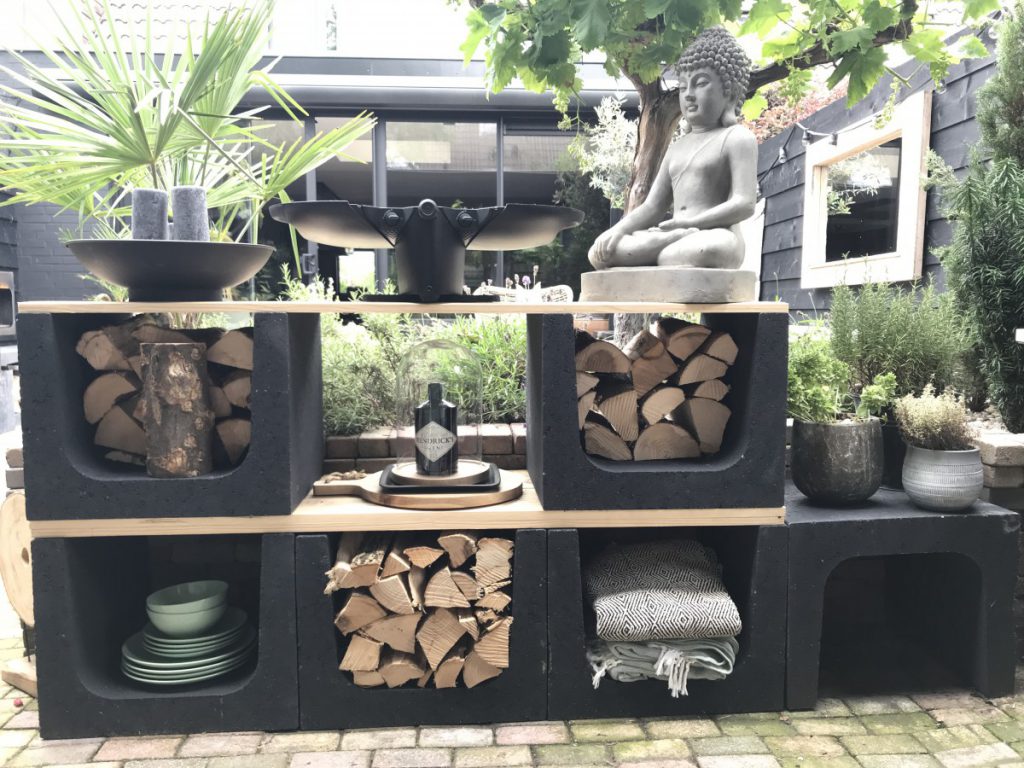 Stoere buitenkeuken met hout en beton u elementen