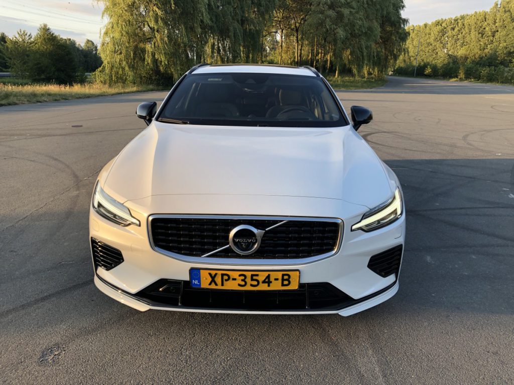 De Volvo V60 vanaf de voorkant gezien