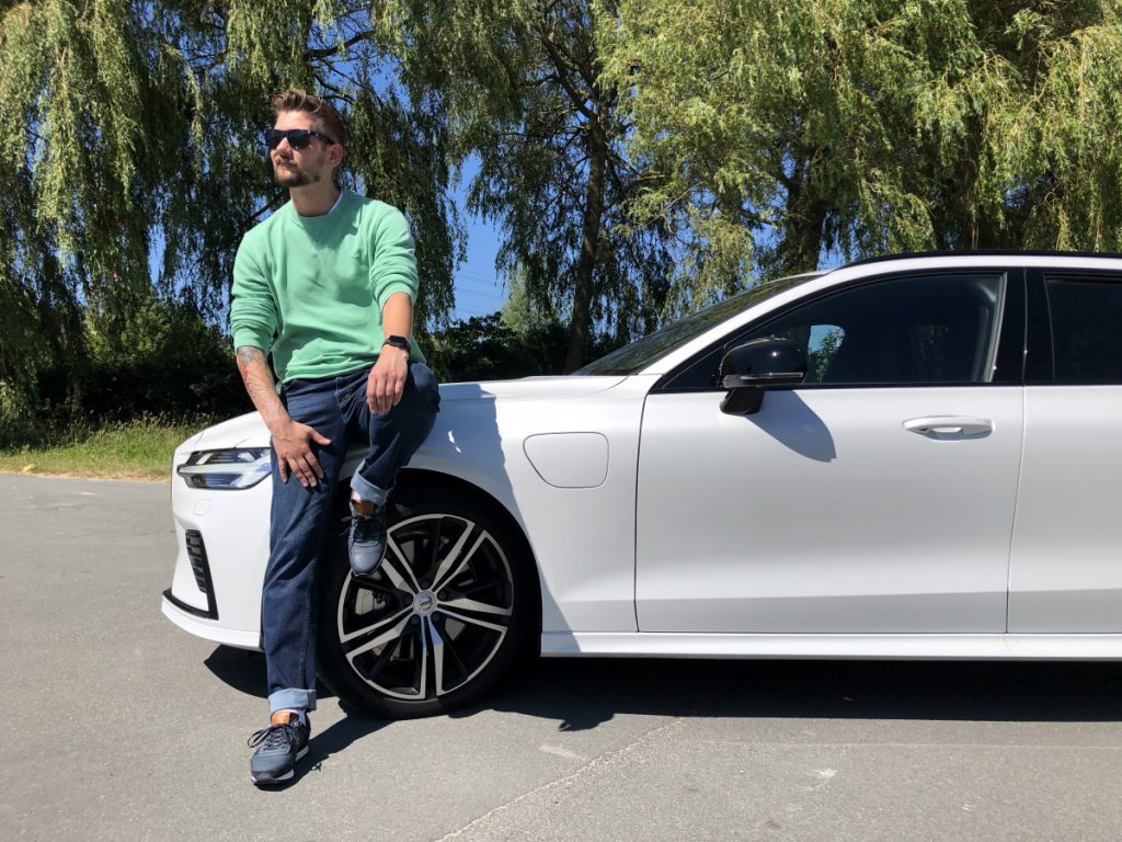 Jan Willem Huffmeijer op de Volvo V60 met de outfit van Brax herenkleding