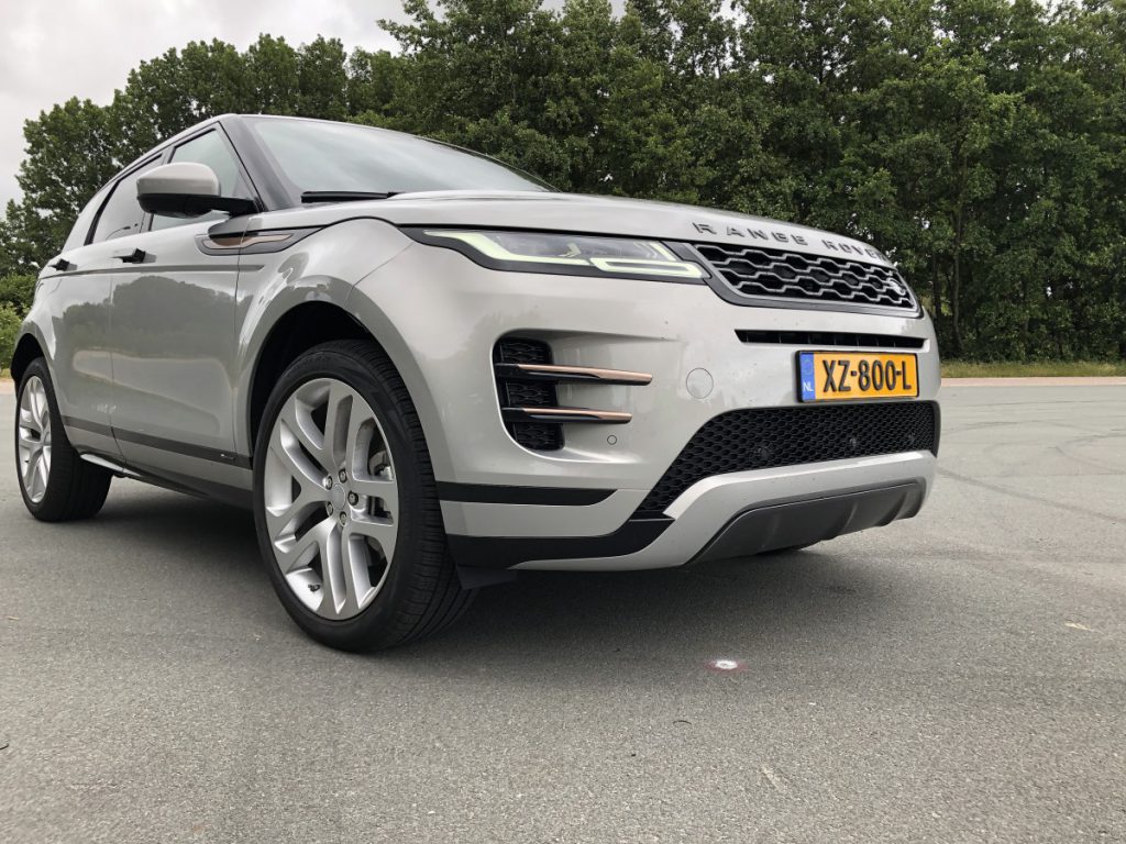 Voorkant van de Evoque vanuit een laag perspectief