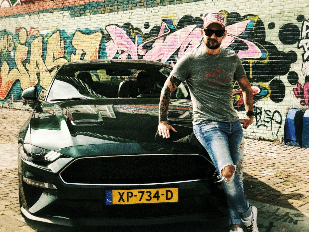 Een rauwe foto van Jan Willem Huffmeijer bij de Mustang 